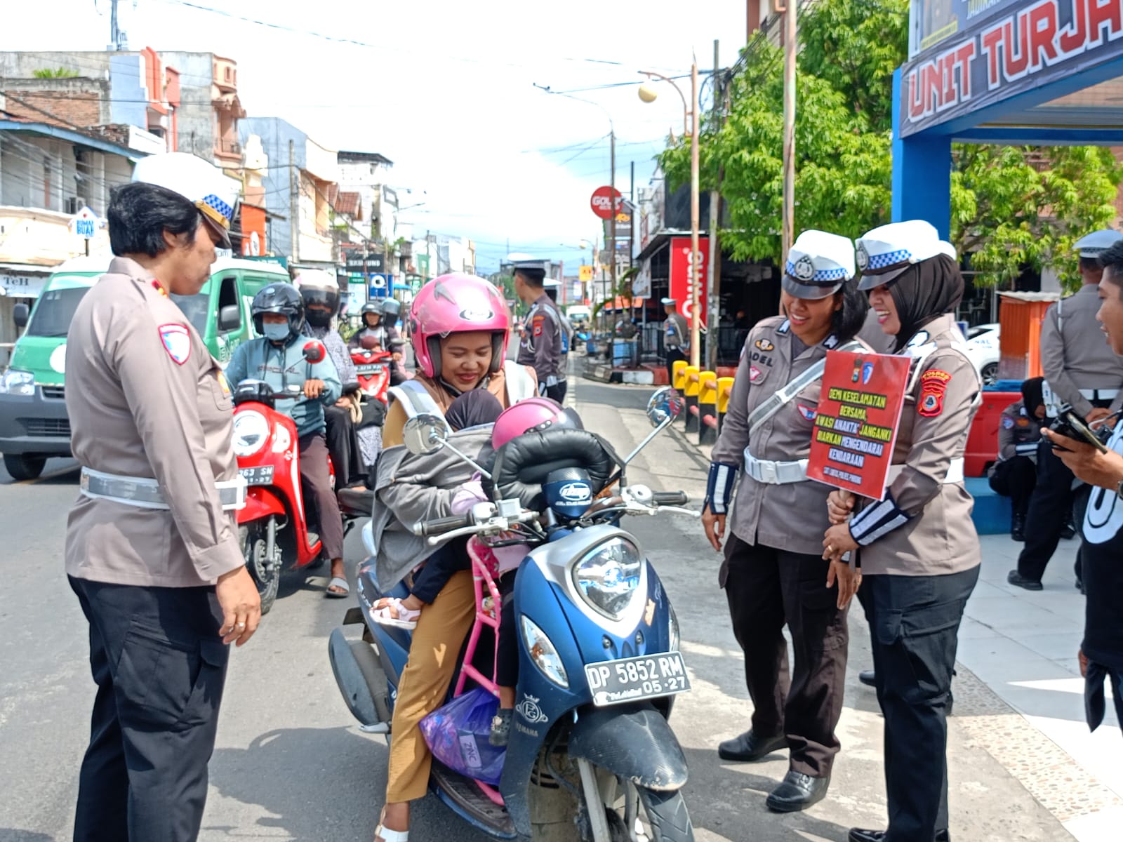 Satuan Lalu Lintas Polres Pinrang resmi memulai Operasi Zebra Pallawa 2025. Operasi ini fokus pada penertiban pelanggaran kasat mata dan edukasi keselamatan berkendara